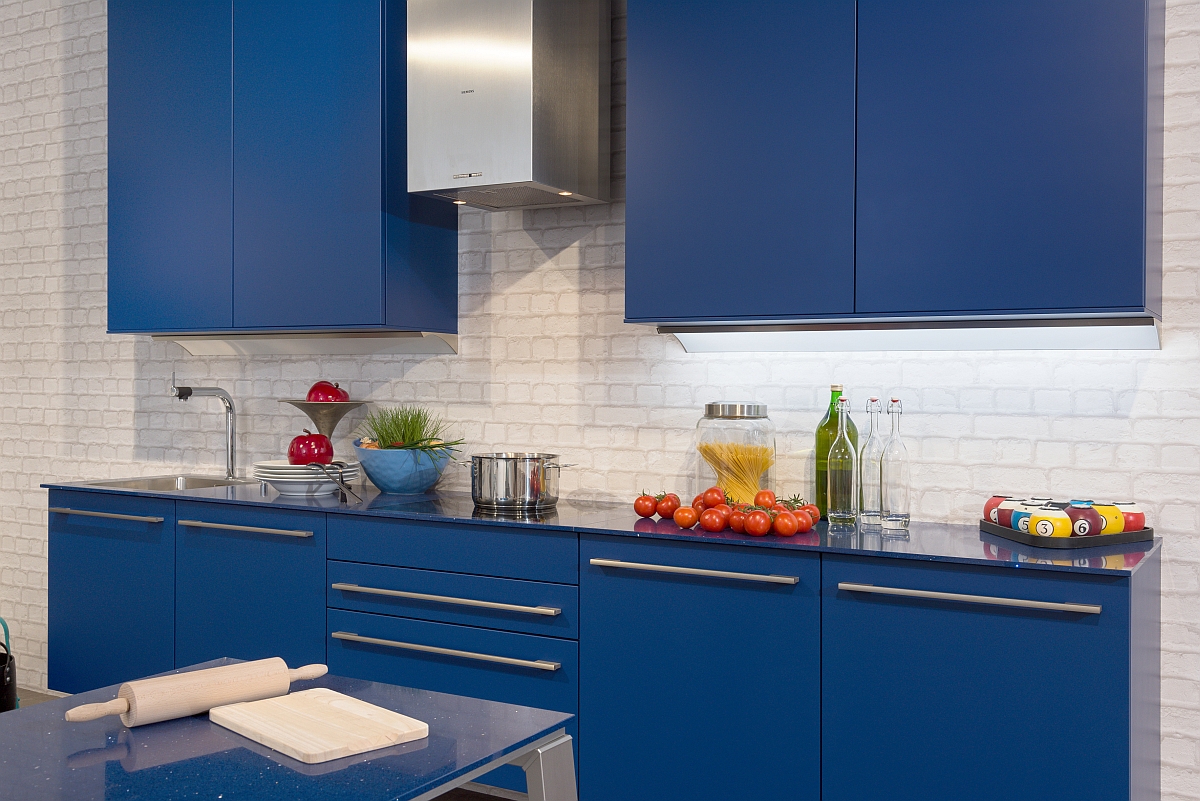 Blaue Küchenzeile mit blauer Arbeitsplatte