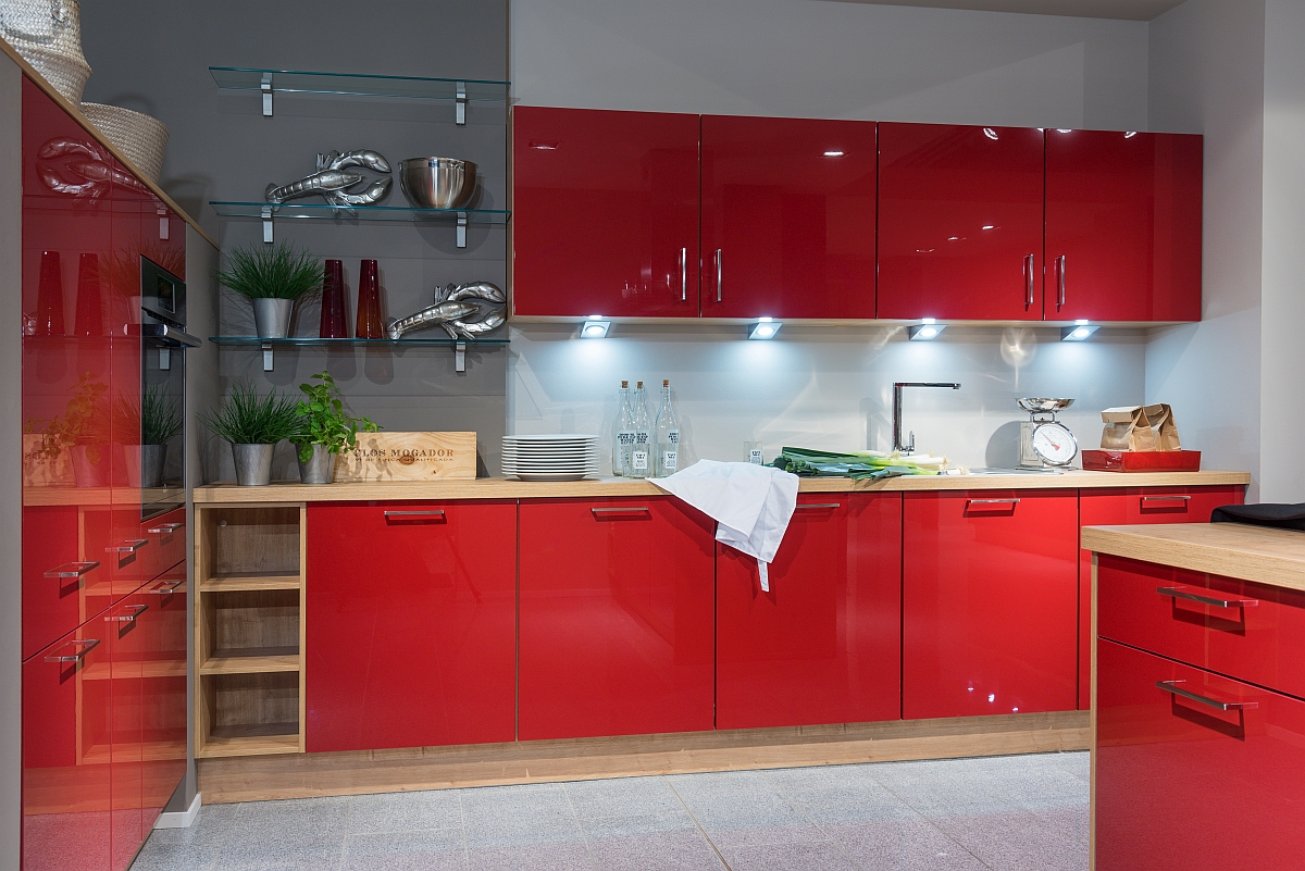 rote Hochglanz-Küche L-Form mit Kücheninsel