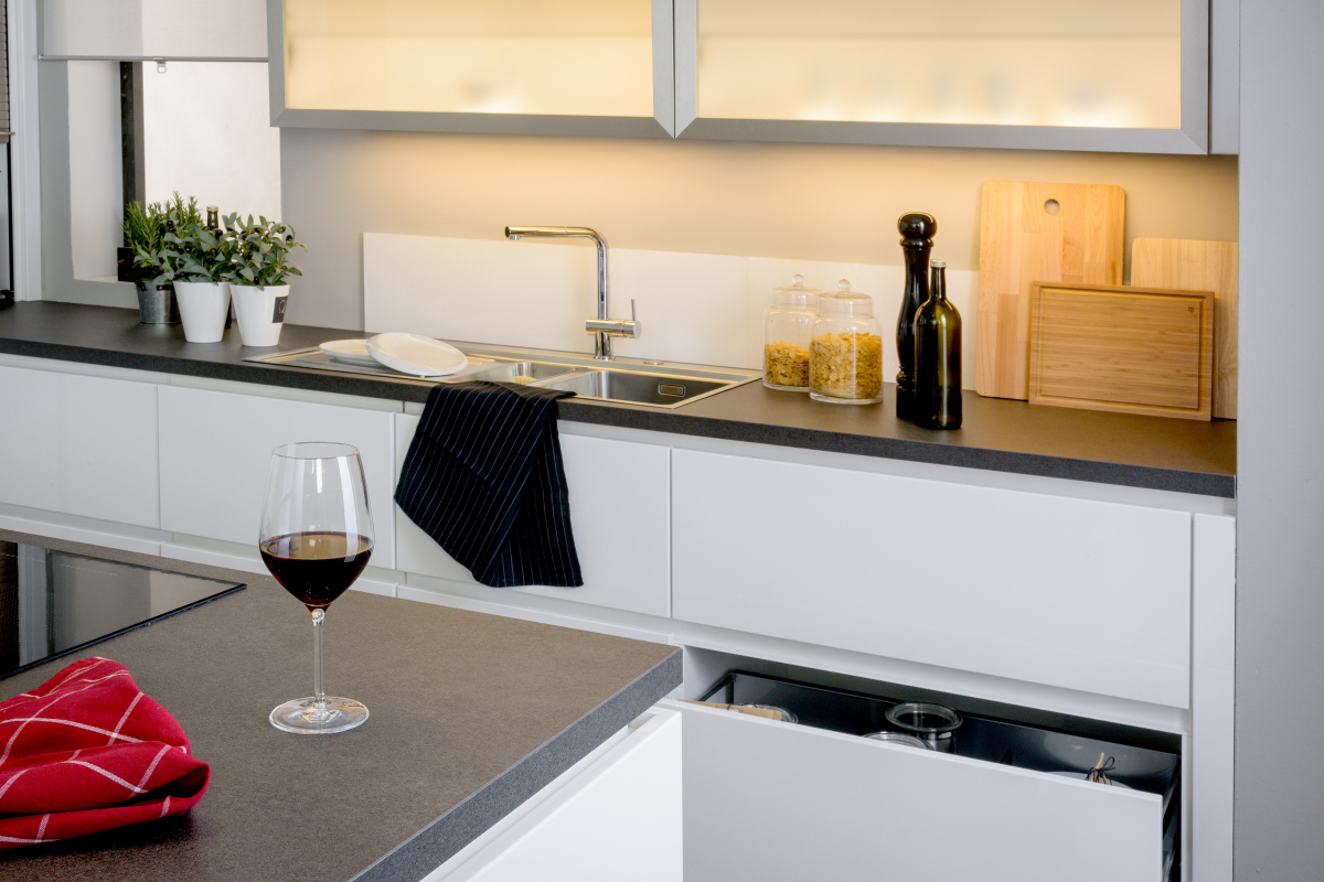 hochglanzweiße Küche mit nahtlos eingefrästen Griffleisten