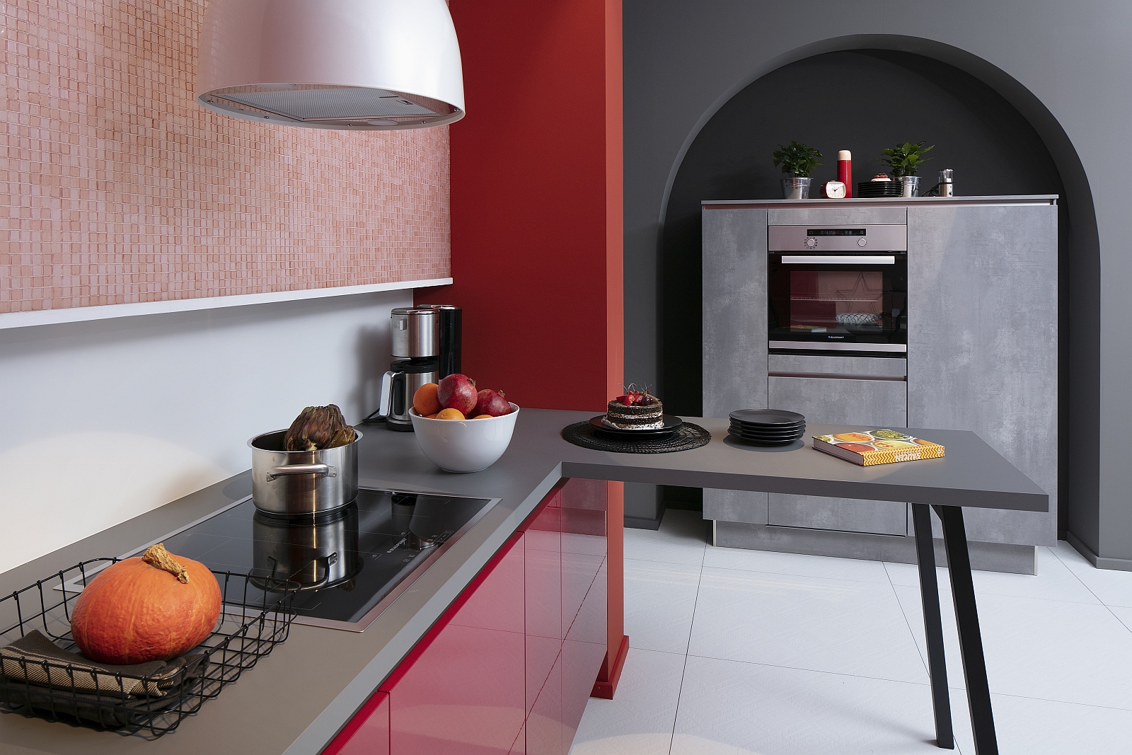 Rote Hochglanz-Lack-Küche von Häcker mit Geräte-Highboard in einer Nische mit Rundbogen. 
