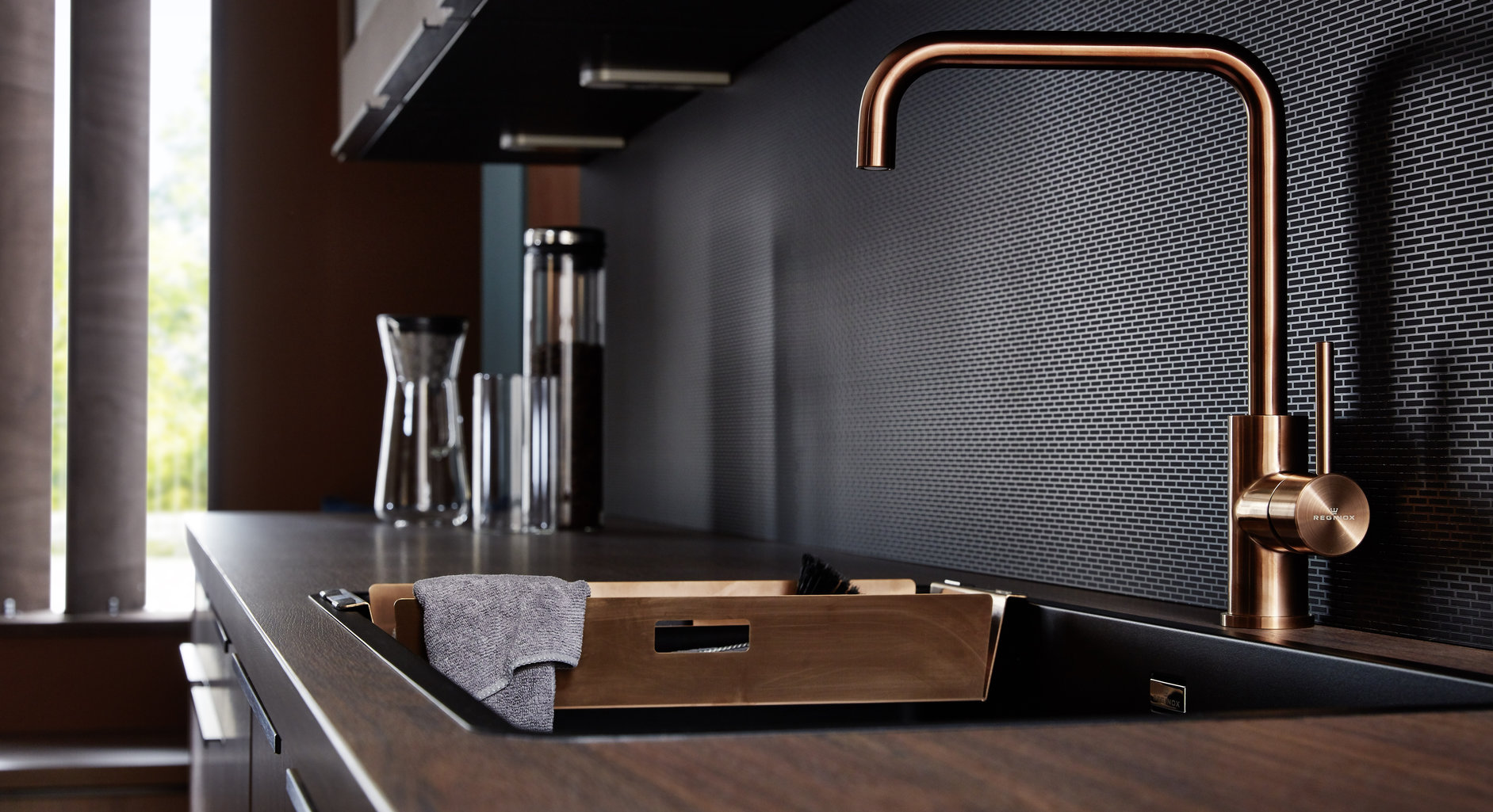 Schwarze Spüle mit Armatur in Kupfer passend dazu einhängbare Kupferschale