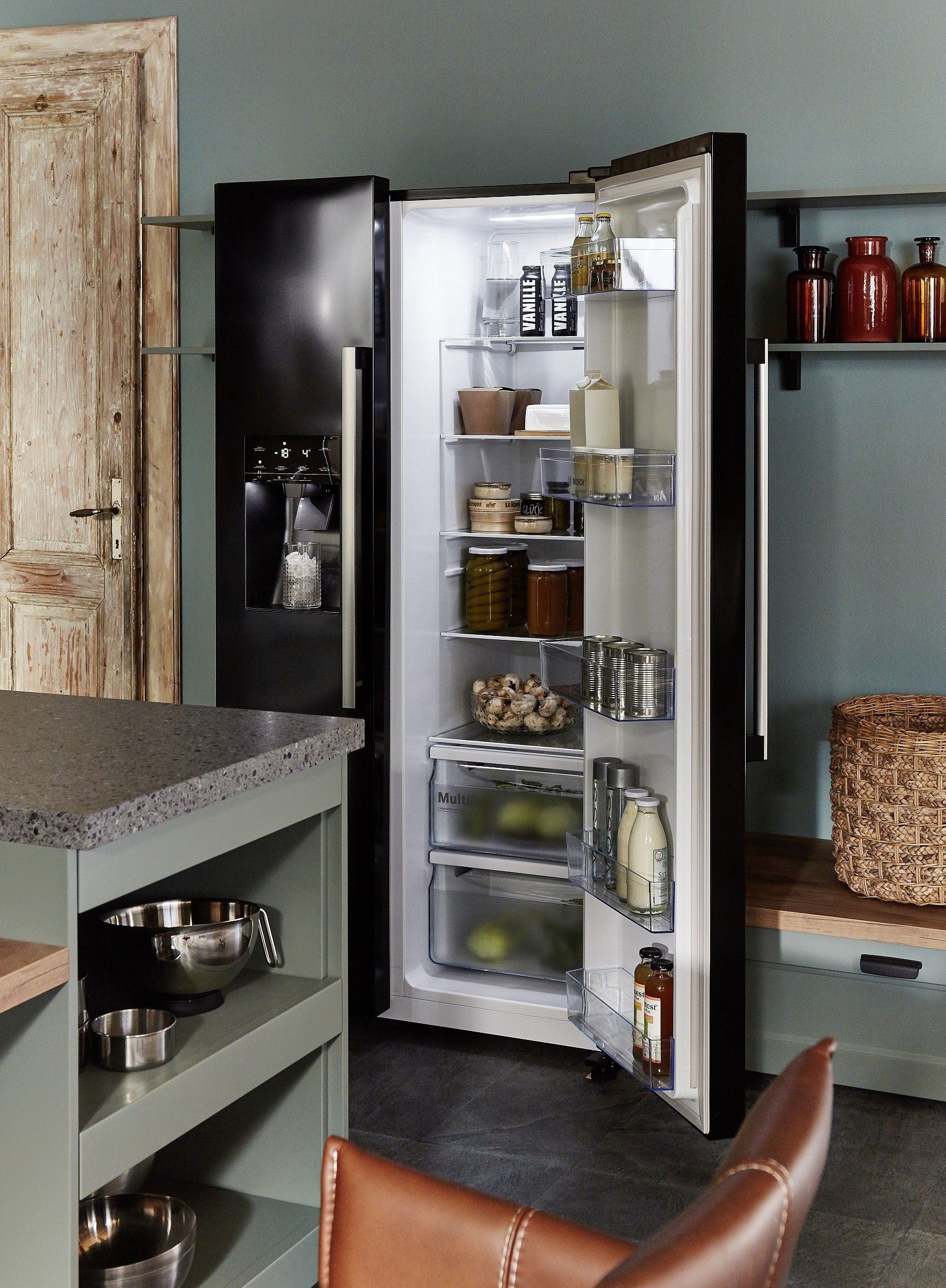 Side-by-Side-Kühlschrank mit Eiswürfel- und Wasserspender