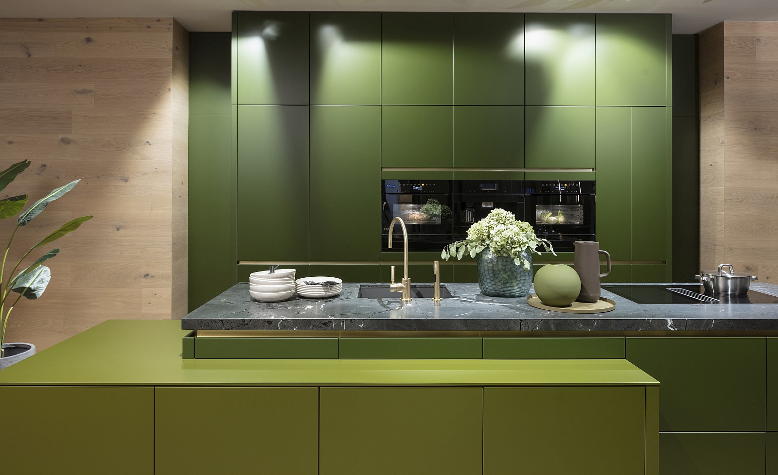 Grifflose grüne Häcker-Küche Moosgrün kombiniert mit Olivgrün