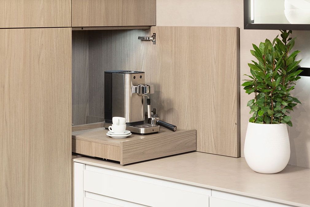 Eck-Aufsatzschrank mit herausziehbarem Tablar in einer Eck-Aufsatzschrank mit herausziehbarem Tablar auf dem Kaffeemaschine steht LEICHT Küche, auf dem Kaffeemaschine steht