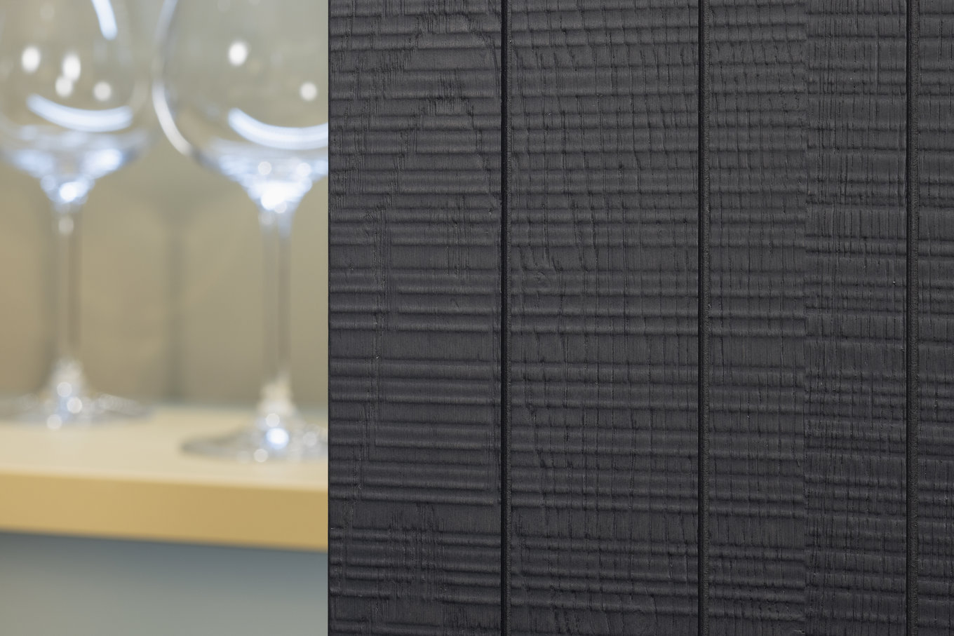 Nolte Echtholz-Furnier-Küchenfront mit Längsrfugen und Quer-Rillen schwarz gebrannt