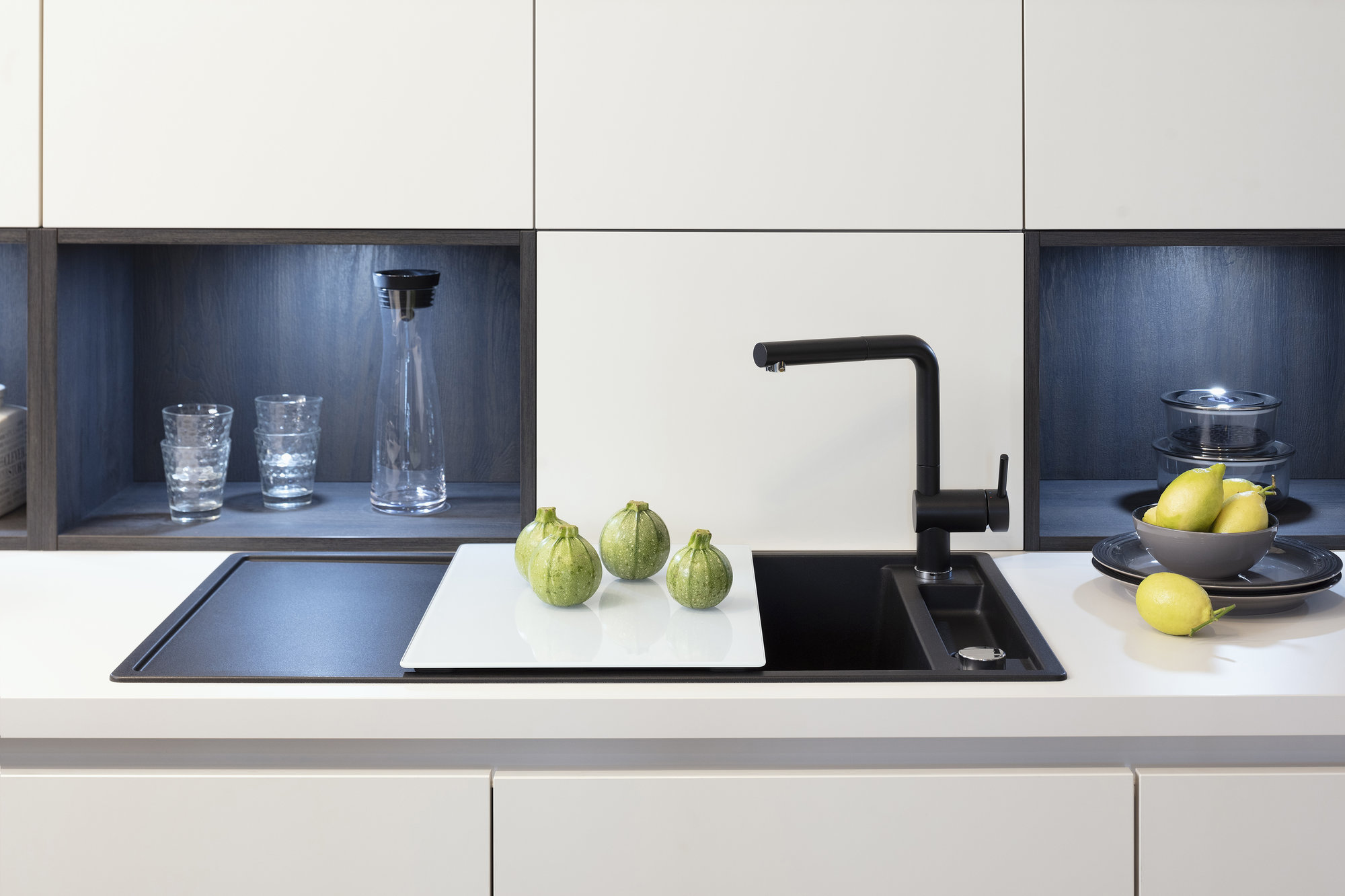 Passendes und verschiebbares weisses Glas-Schneidebrett für die schwarze Küchenspüle