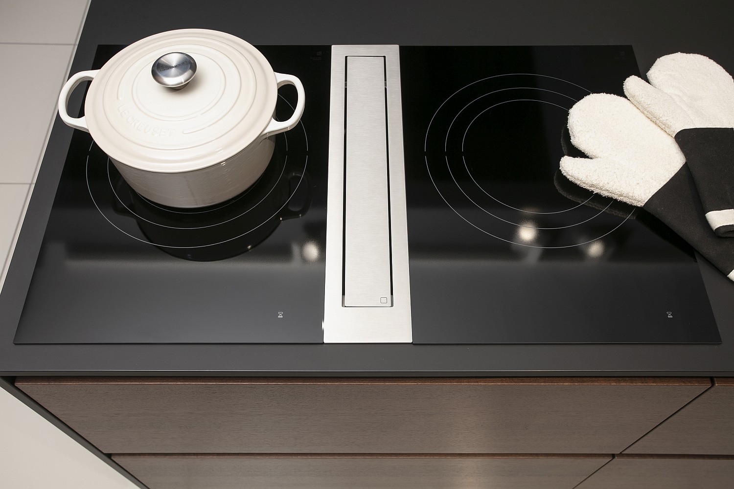 Induktionskochfeld mit integriertem Gaggenau Muldenlüfter
