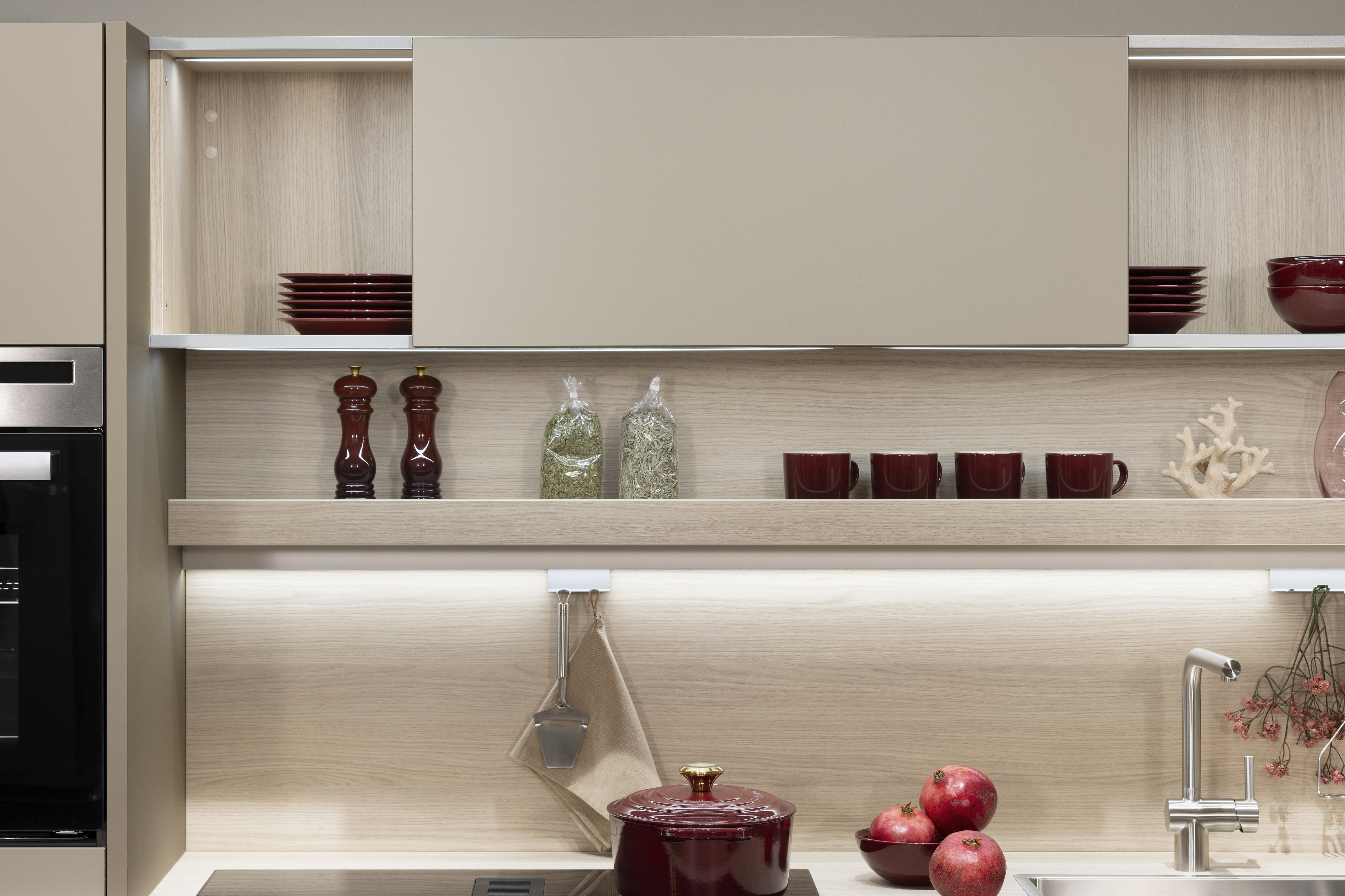 grifflose Schiebetür am Küchenoberschrank