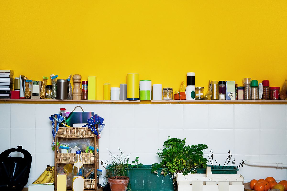 Gelb gestrichene Küchenwand über Regalbord