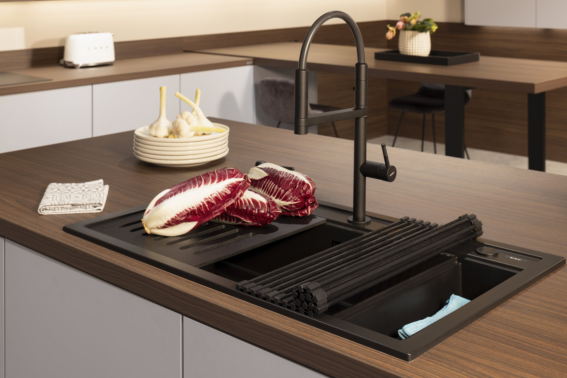 schwarze Küchenspüle mit schwarzem Abtropfgitter