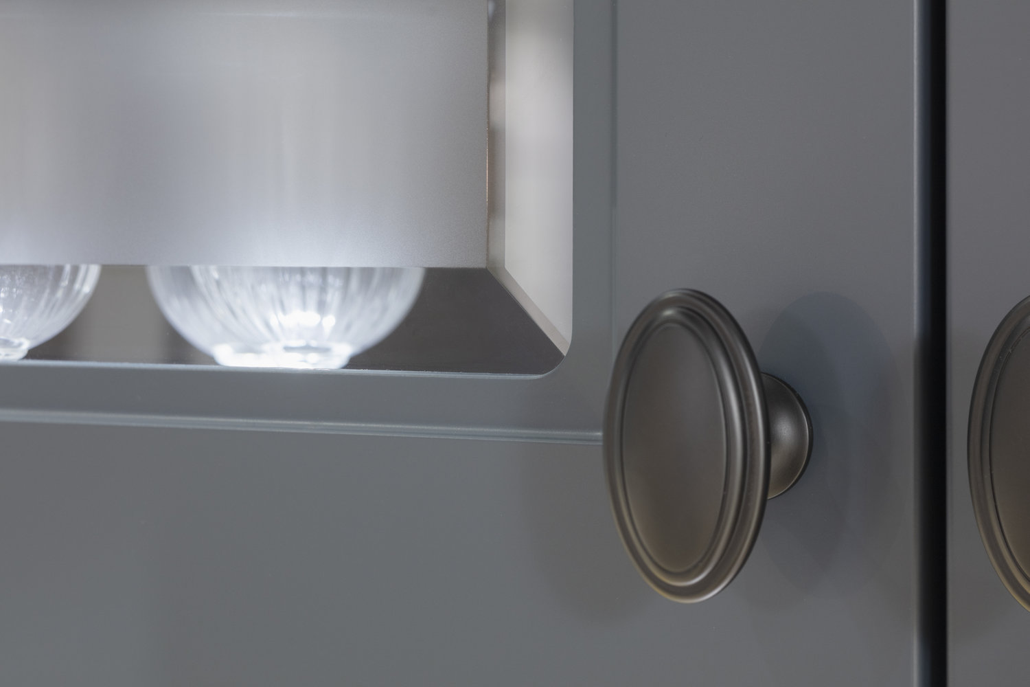 Fjordblauer Vitrinen-Hängeschrank mit ovalen Knopfgriffen Vintage Metalloptik Anthrazit