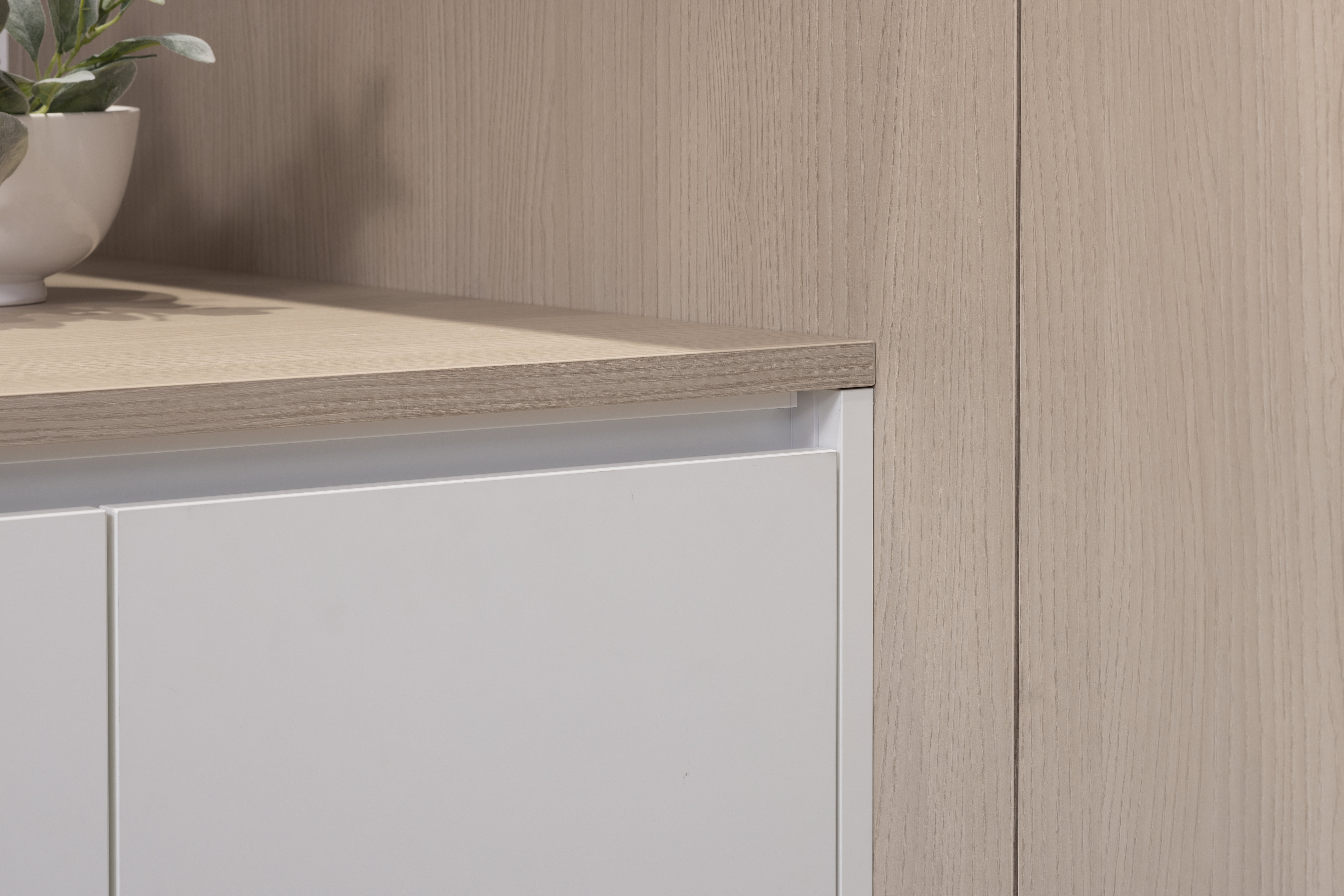 Mattweiße Front mit abgeschrägten Frontkanten