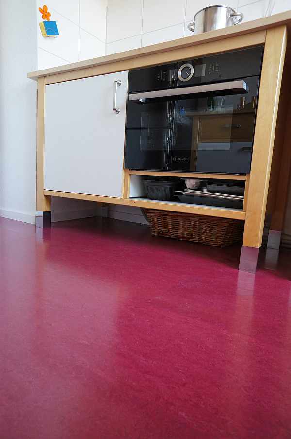 bordeau-roter Linoleum-Küchenboden
