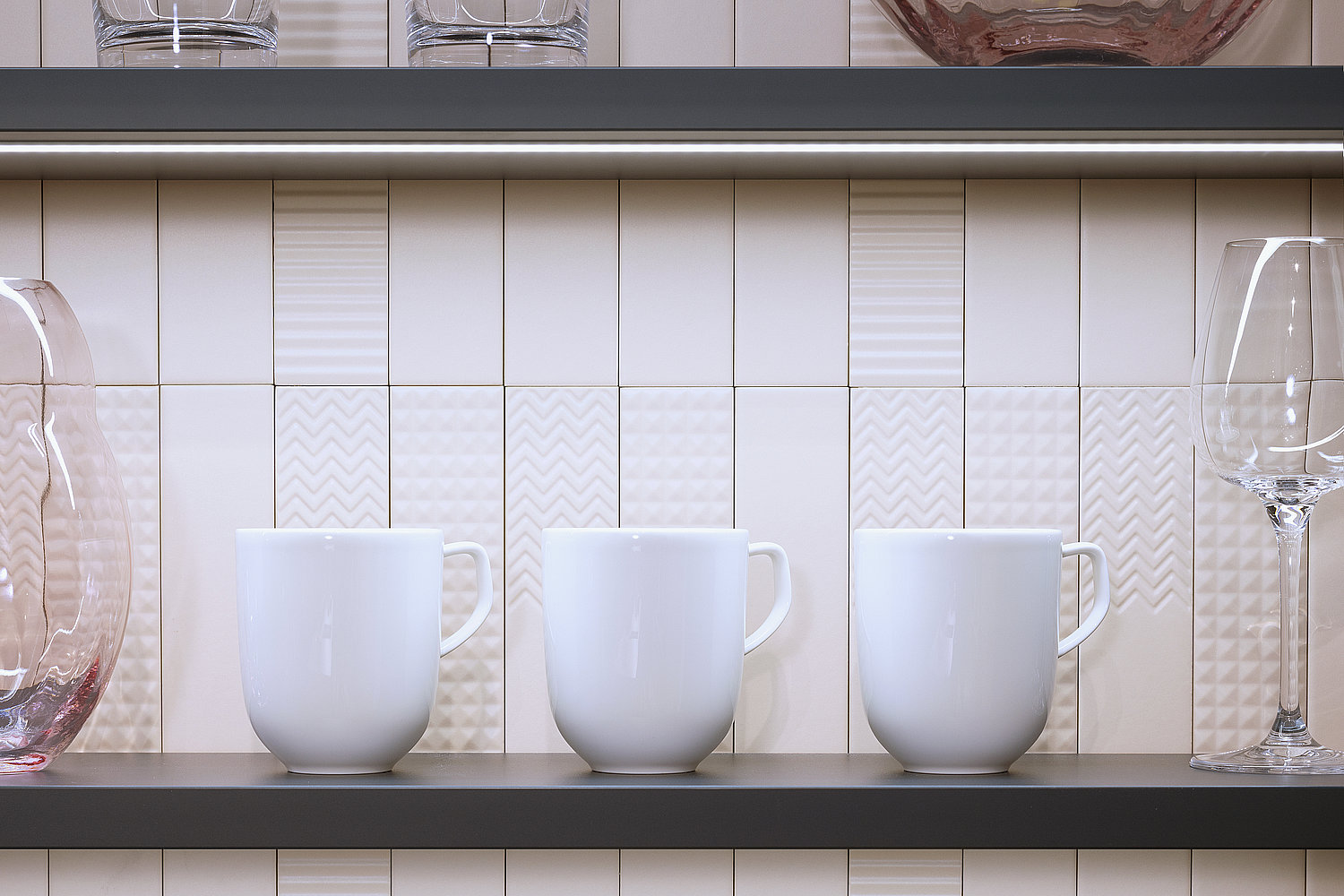 unterschiedlich reliefierte cremeweiße Fließen im Metro-Format von Schüller-Küchen