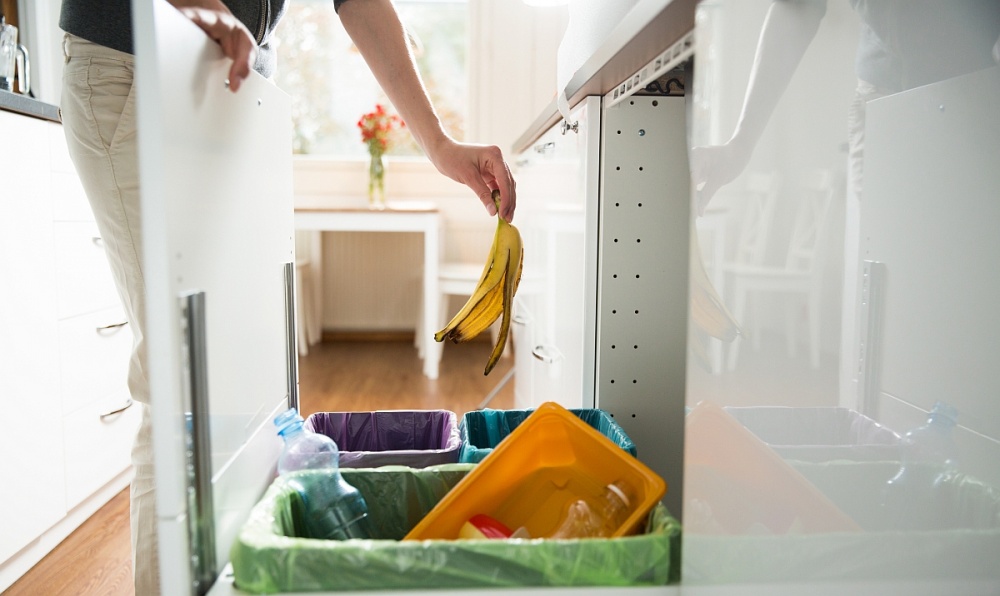 Mülltrennung in der Küche mit den passenden Behältern