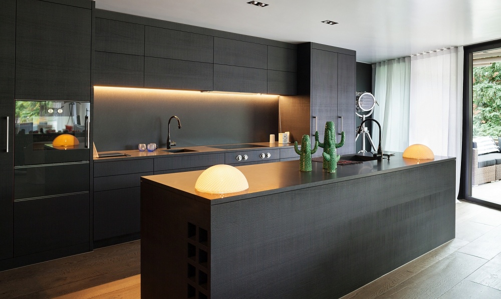 schwarze offen gestaltete Küchenzeile mit freistehender Küchentheke in Schwarz