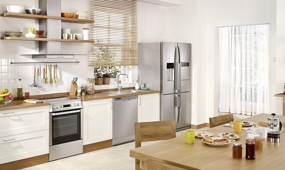 Kombinierte Küchenzeile mit amerikanischem Kühlschrank, Facettentüren und Edelstahlgeräten