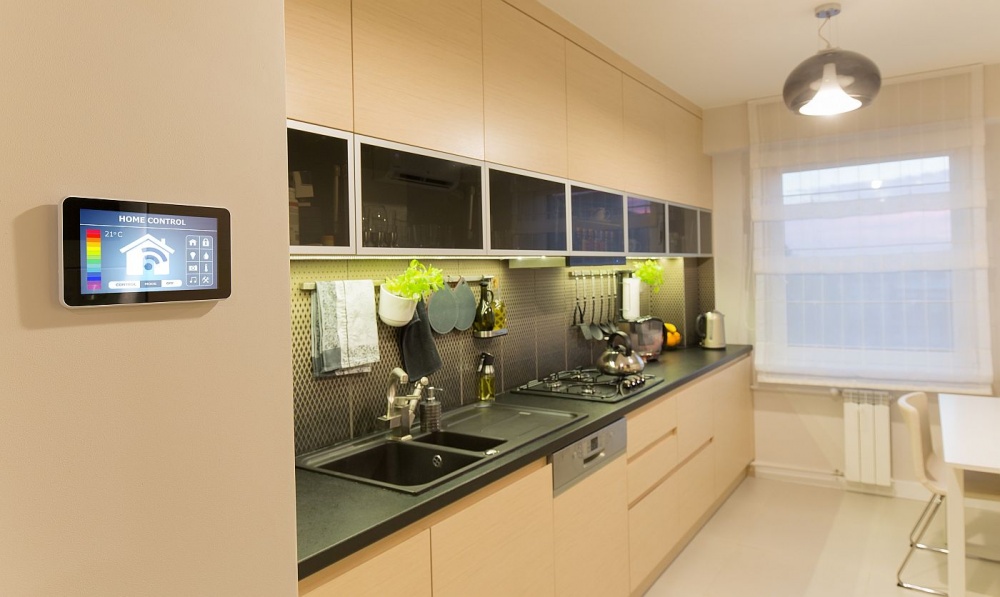 Smart Home Steuer Panel an der Seitenwand einer Küchenzeile
