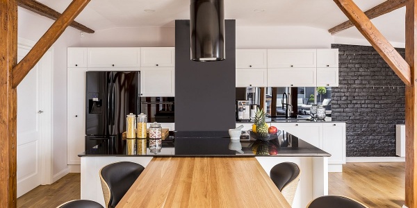 Nach unten fahrbare Design-Insel-Haube in der offenen Küche