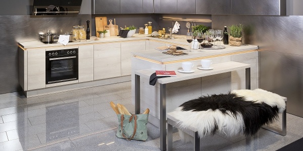 Grauer Hochglanz-Fliesenboden in der Küche